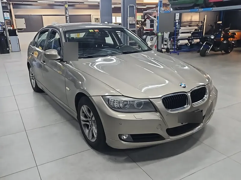 BMW Série 3 beige dans un atelier