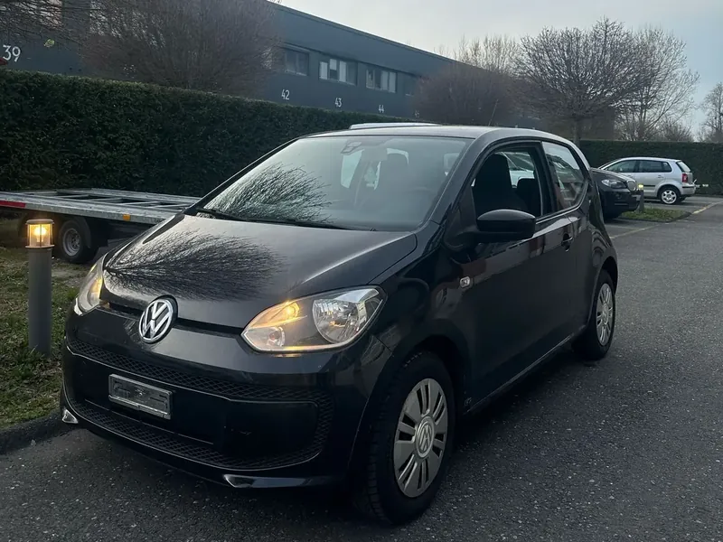 Volkswagen up! noire sur une place de parc