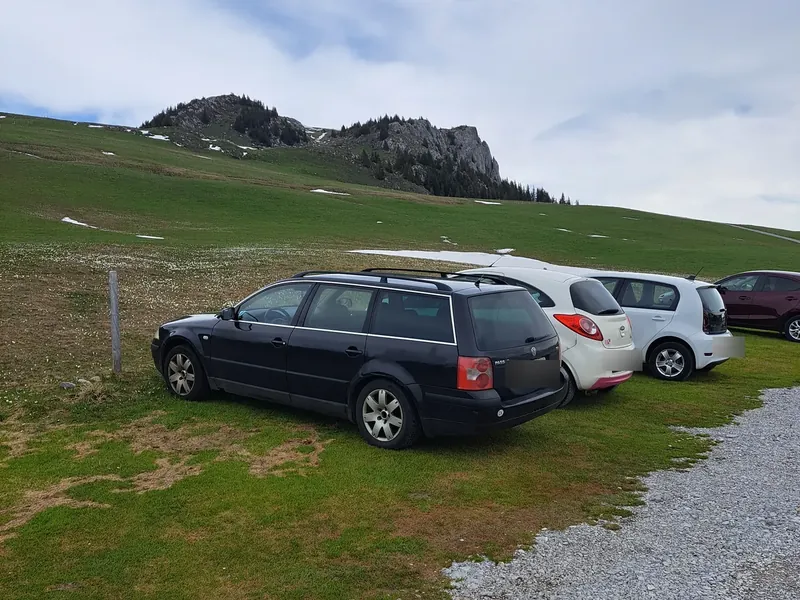 Break Volkswagen Passat noir garé sur un alpage du Jura